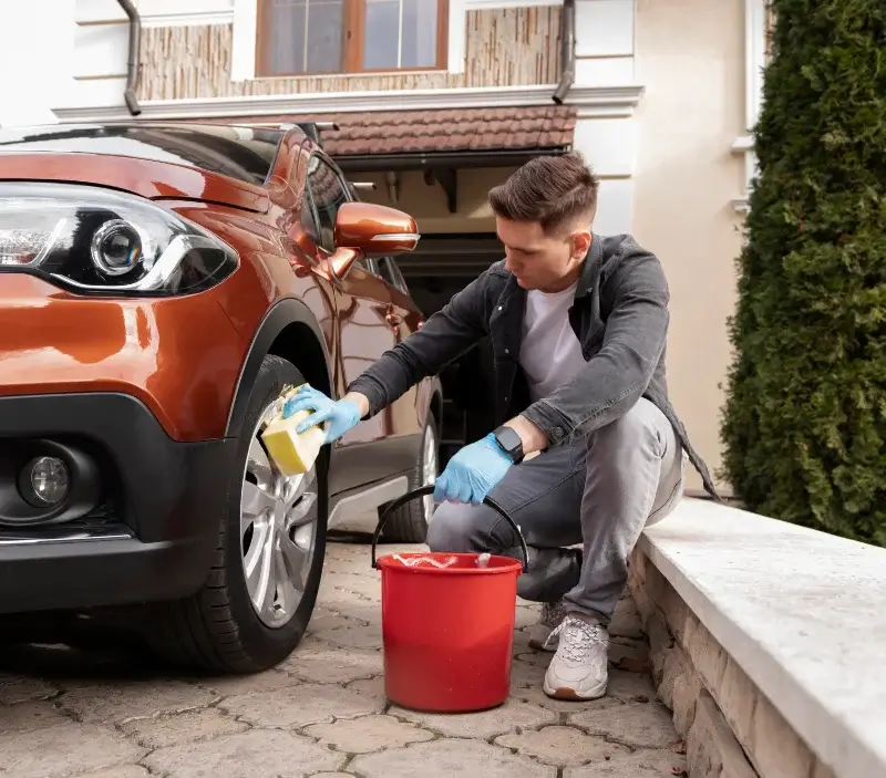 Lavage auto à domicile Ledeuix : professionnel intervenant sur un véhicule